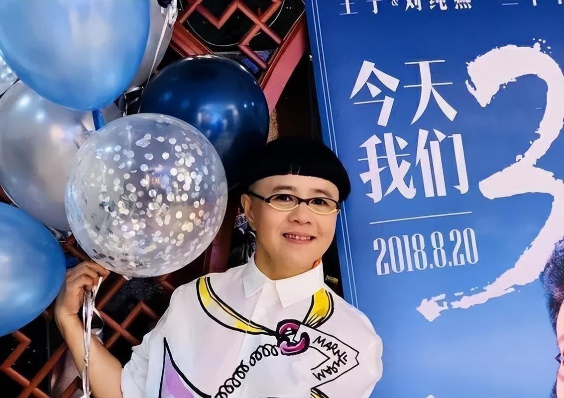 一个月拿8900块钱的退休金，每隔20天就得折腾一趟高铁或者飞机跨省出门。不串门