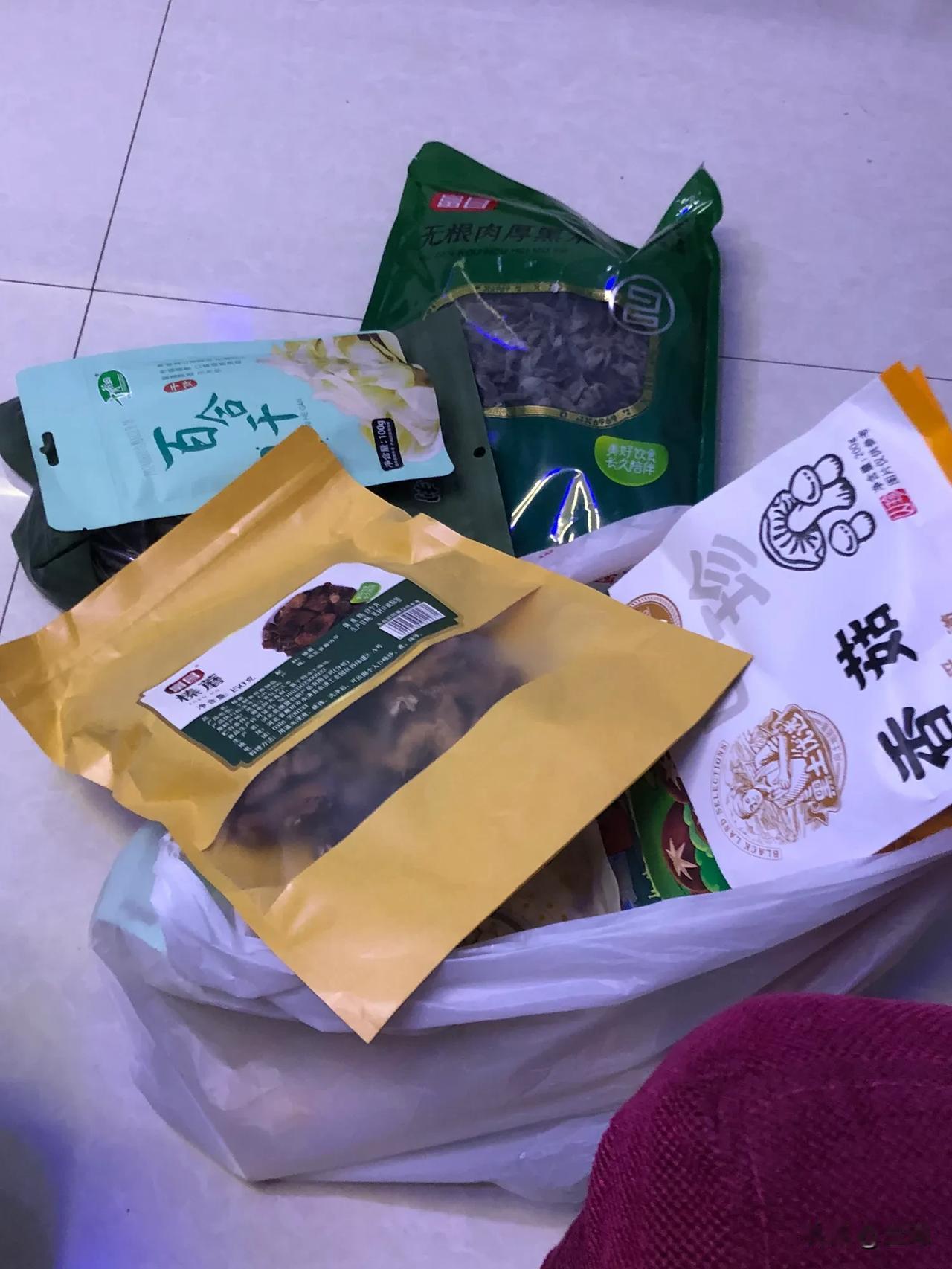 我退休两年了，再也享受不到单位的福利了。
         我老公年底退休，最后