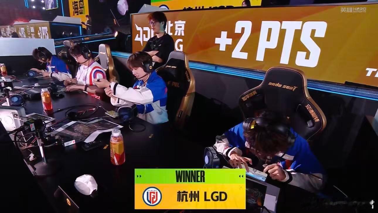 LGD夏决首日两鸡LGD夏决首日手感直接火热爆棚，一天稳稳吃下两鸡，进攻节奏打得