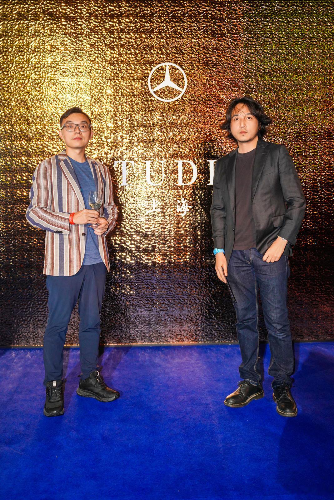 奔驰的上海 STUDIO 就开在今年超级网红的 LV 巨轮的身边，开在星巴克全球