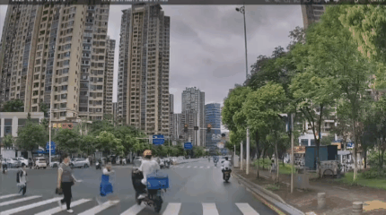 这个应该不会要小孩的家长赔偿吧！小孩走正常的人行道，而且是绿灯，女子骑电动车闯红