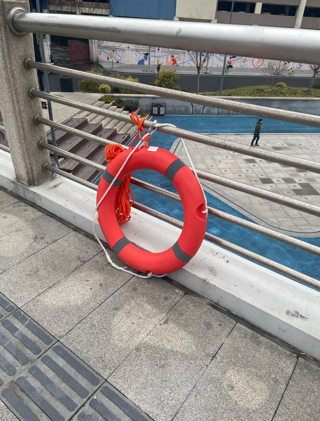 苏州河旁边的桥上都是救生圈
📍上海 苏州河梦清园环保主题公园
感觉非常的人性化