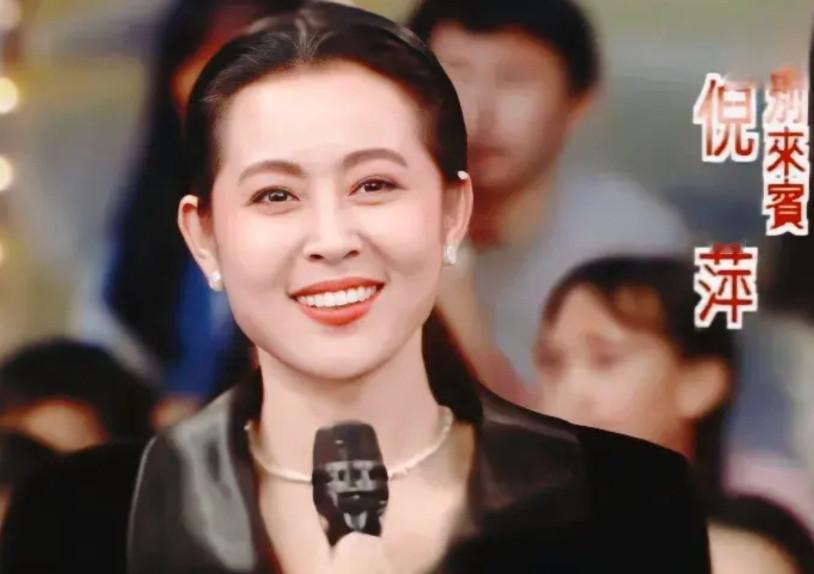 其实，《一路繁花》这4个女人完全可以分为3派：1.体制派：倪萍、蔡明，说话滴水不