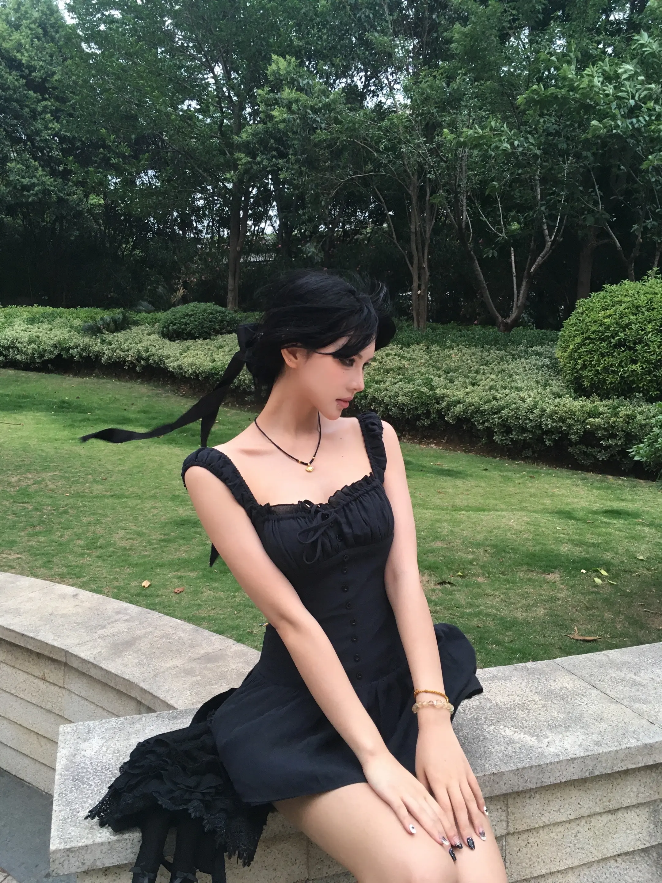 飘扬的丝带、发丝、裙摆，都是风的形状。