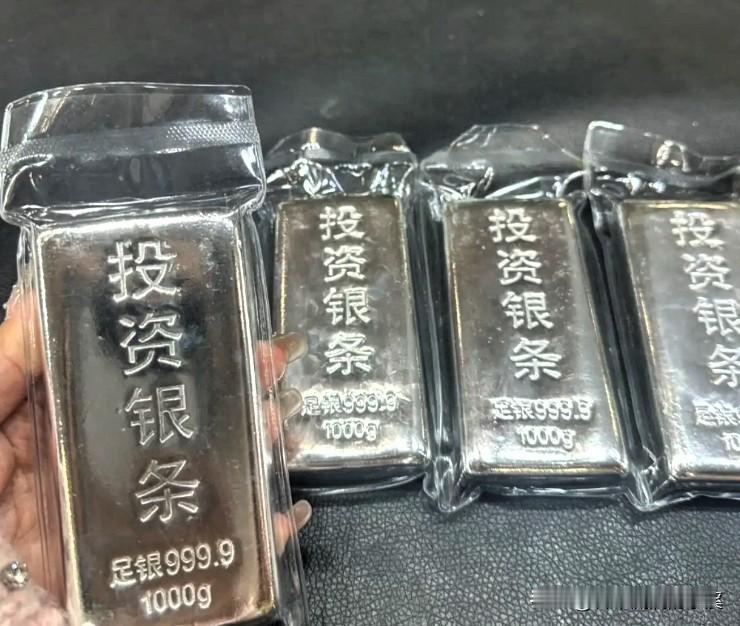 婆婆才是投资狠人
前几天白银跌到26元一克，
大家都犹豫观望，她却当机立断。
一