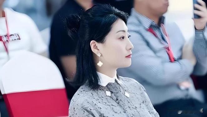 宗馥馥拆“闺蜜团”、攥紧营销权，这步棋够狠也够清醒。旧人旧模式托不起新大陆，哪怕