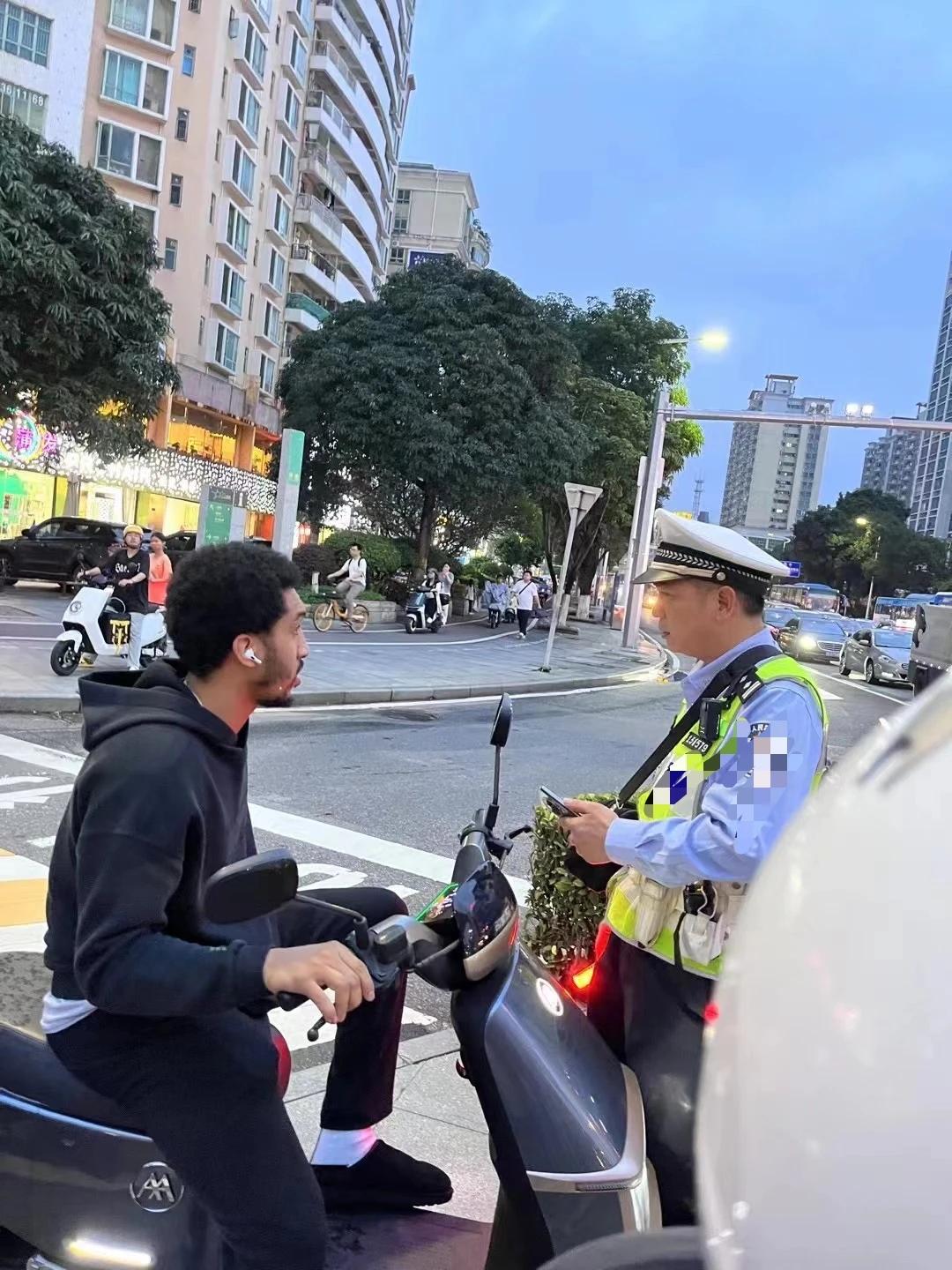 广东宏远小外援沃特斯骑电动车不戴安全帽，被东莞交警抓住批评教育，不知道会不会罚款