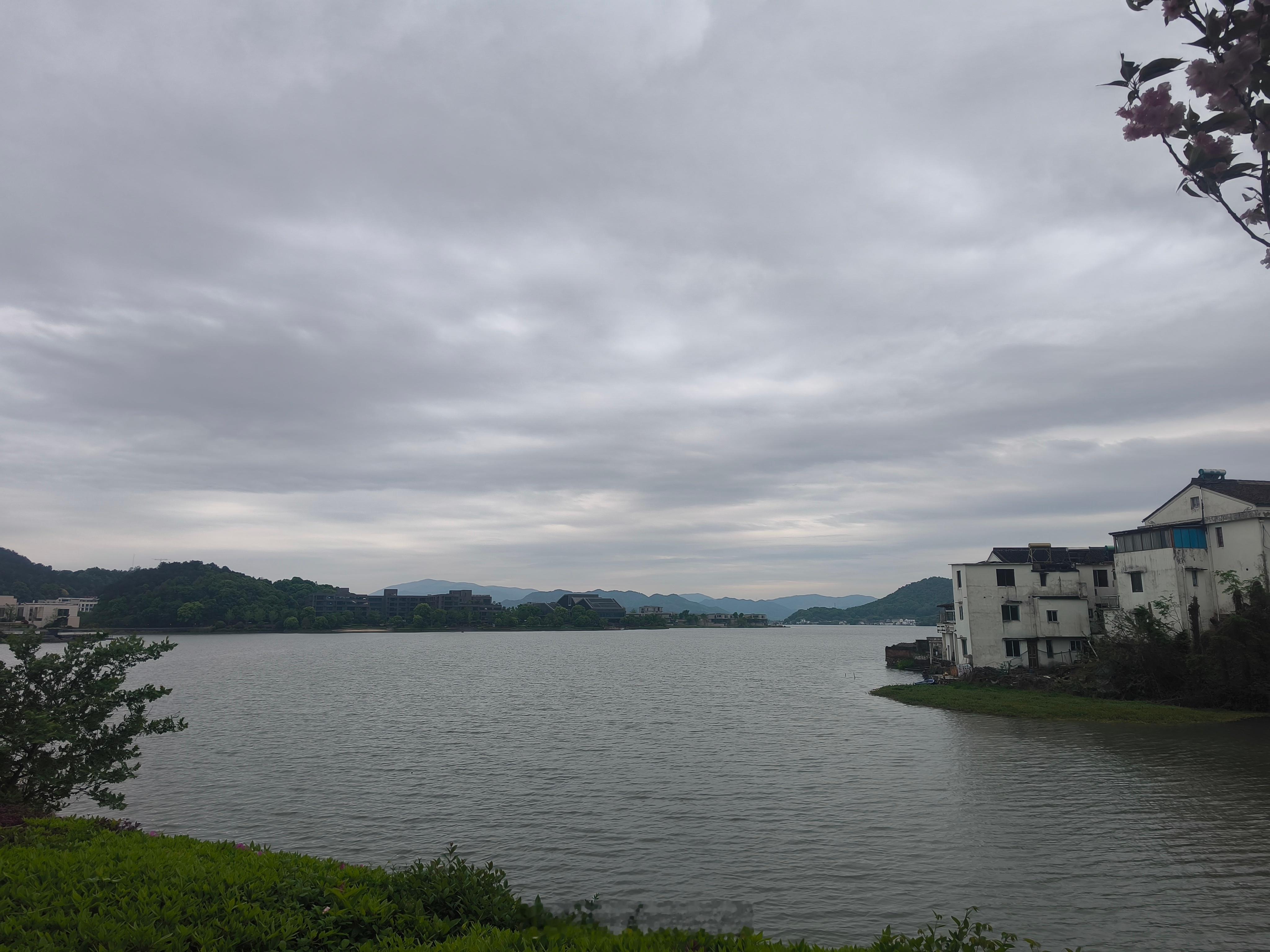 日本护卫舰都说了，随时准备开火了，小本子这是找屎的节奏了？亲爹串门的事没着落，自