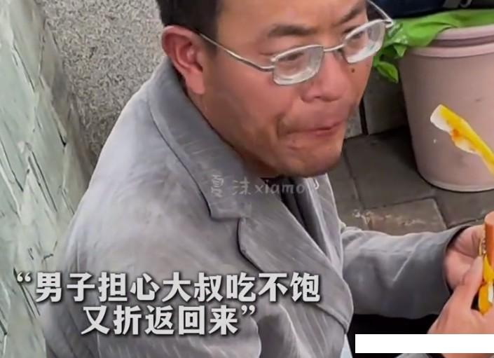 令人肃然起敬！一位穿着西装的大叔，蹲在街头饿得手颤抖，好心人上前询问得知是位山区