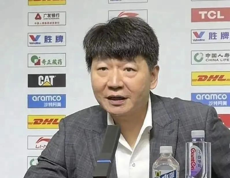 没有外援的四川，差点掀翻了山东男篮。
 
你看第三节比分拉开时，以为悬念结束了。