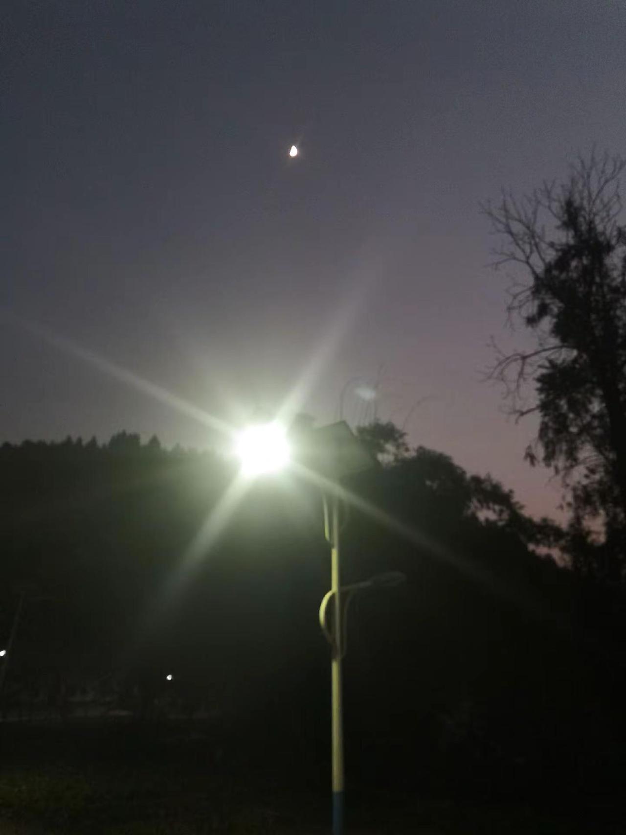 中江的夜晚显得非常清静，月亮已经升起来了，农村依然是美丽的拍月亮 夜晚风景