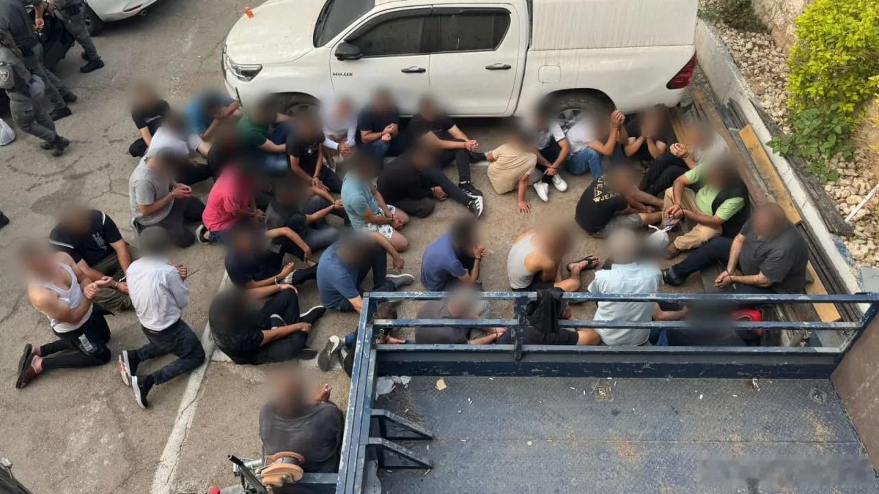 夜间，以色列逮捕了42人，他们都是来自加沙地带，他们都用脚投票，想进入以色列。 