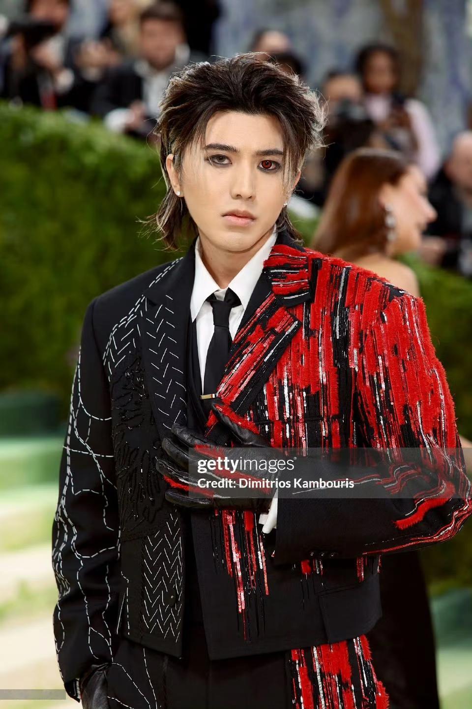 蔡徐坤不愧是获得MetGala红毯最佳着装的时尚King 蔡徐坤黑红烟熏异瞳妆造