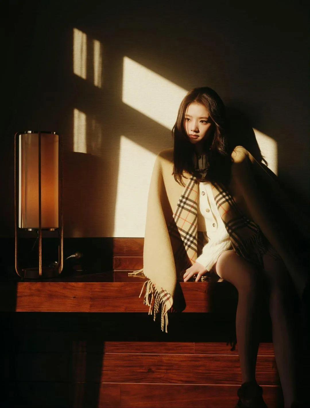 任敏长发好温柔，这身造型既优雅又有少女感，十分吸引人眼球。