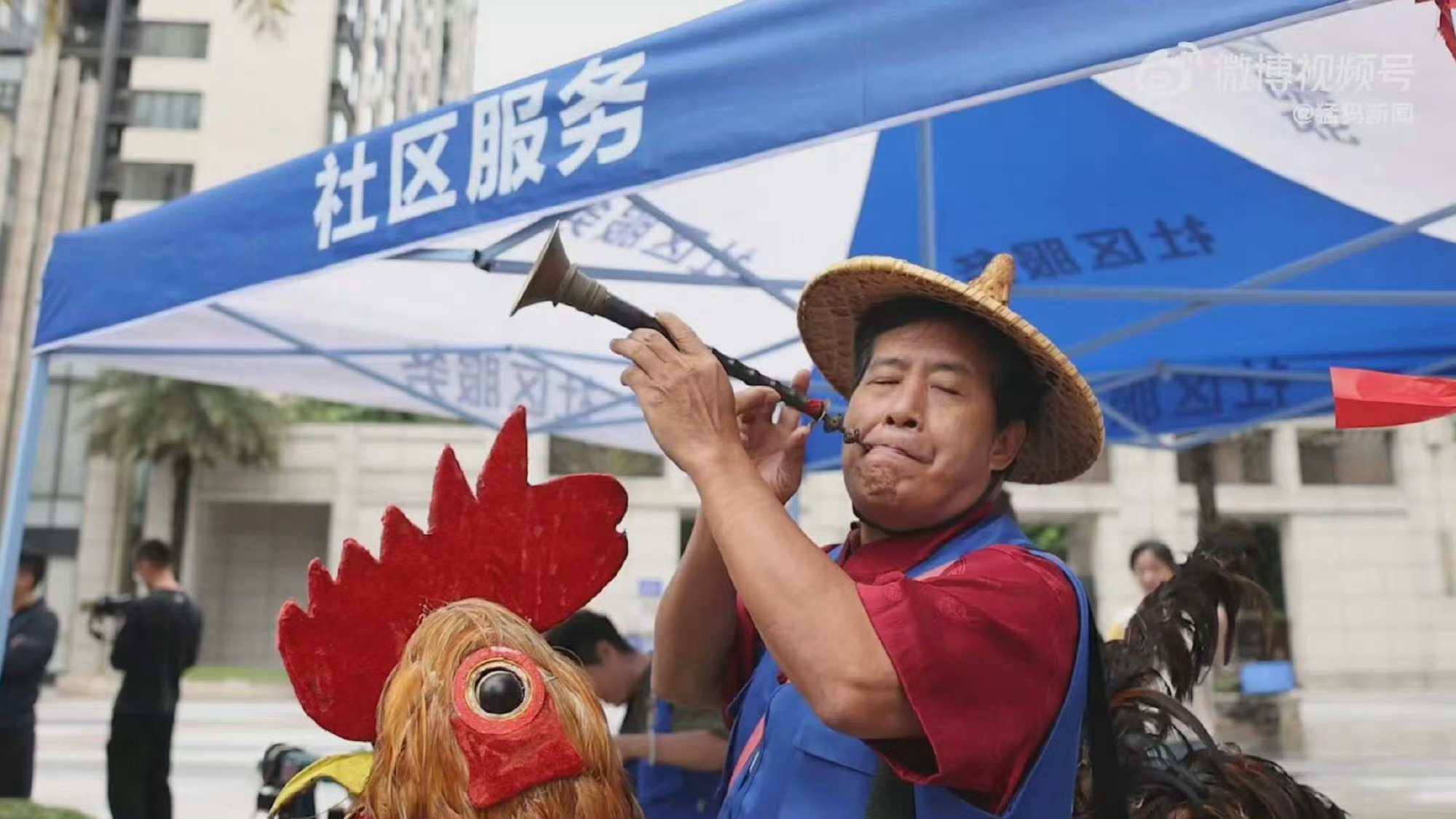 街头魔性叫卖声又换新了谁刷到成都这个新奇活动！魔性方言叫卖吸引一堆路人围观，主打