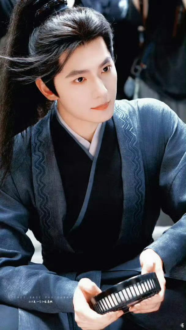 雨霖铃将登央视 燥候展昭！杨洋策马奔腾路透杀疯了，纯正武侠味直接拉满！黑衣长剑、