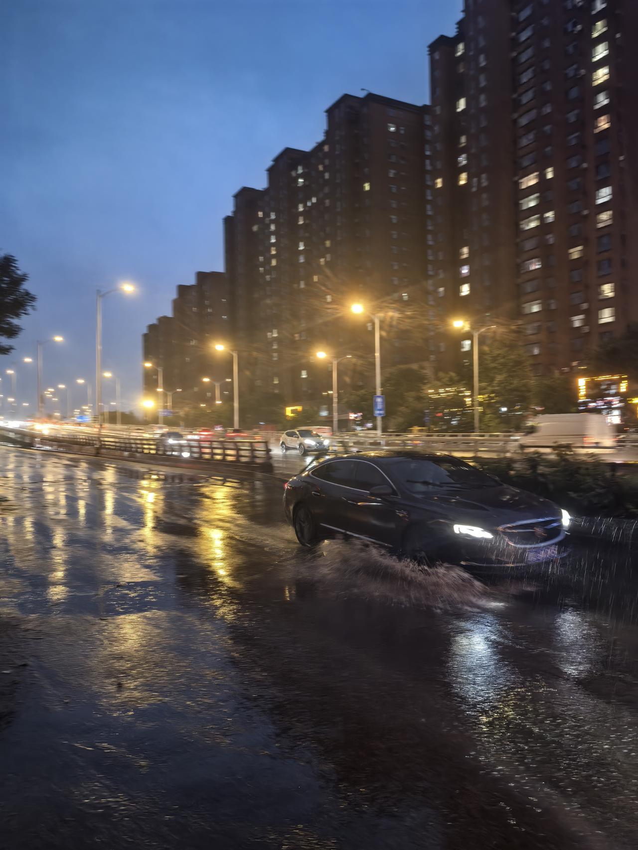 自从太榆路封闭后，龙城大街东延车流量激增……
下雨天依然是车水马龙！