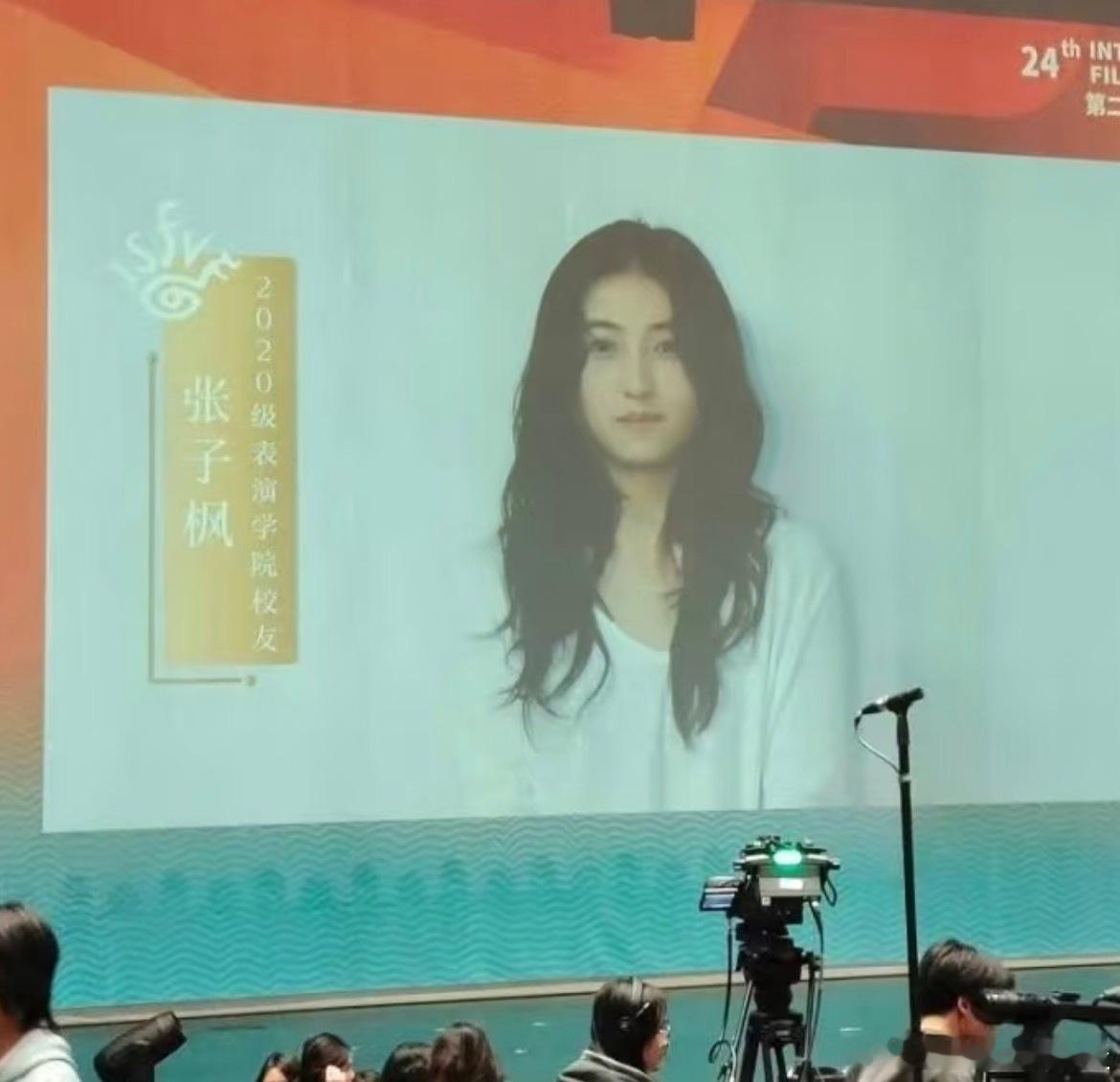 张子枫是严浩翔答辩老师我趣好神奇 