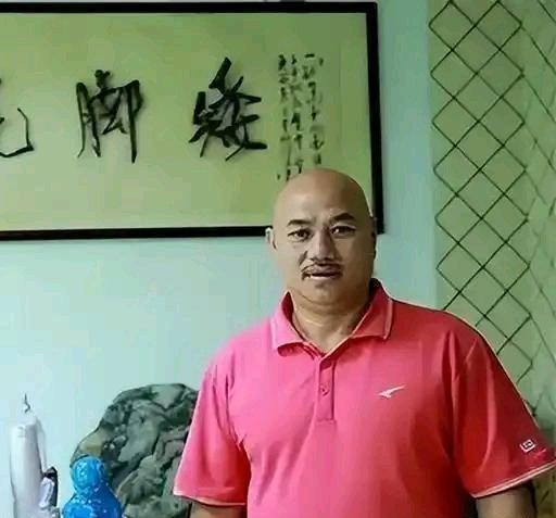2010年，足球明星赵达，一张罕见的留影，照片墙上悬挂的“矮脚虎”三个字，正是球