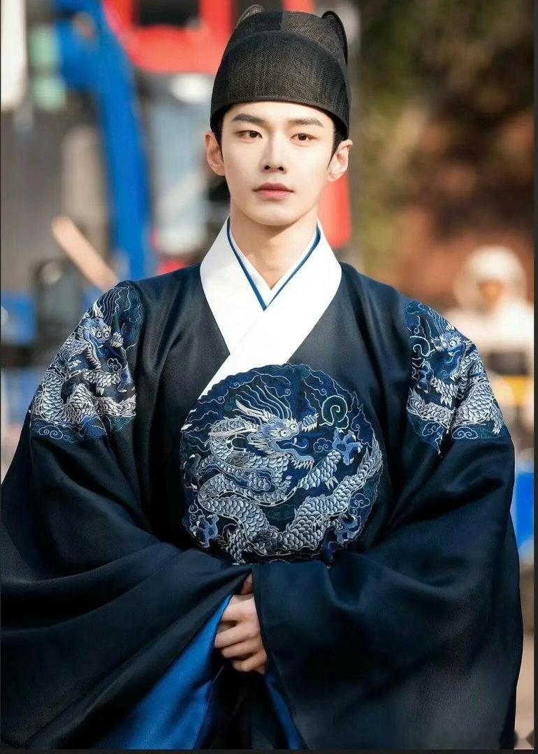 何与原名像言情男主 何宜谦这名字放在言情小说里，绝对是男主标配。何与本人那种干净