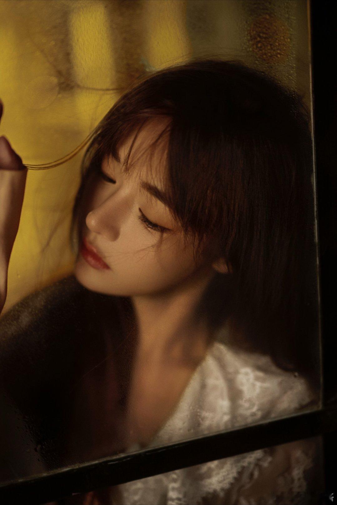 黄霄雲这组图的氛围感直接封神！暖光朦胧感，还有她松弛的神态，把温柔感拿捏得死死的