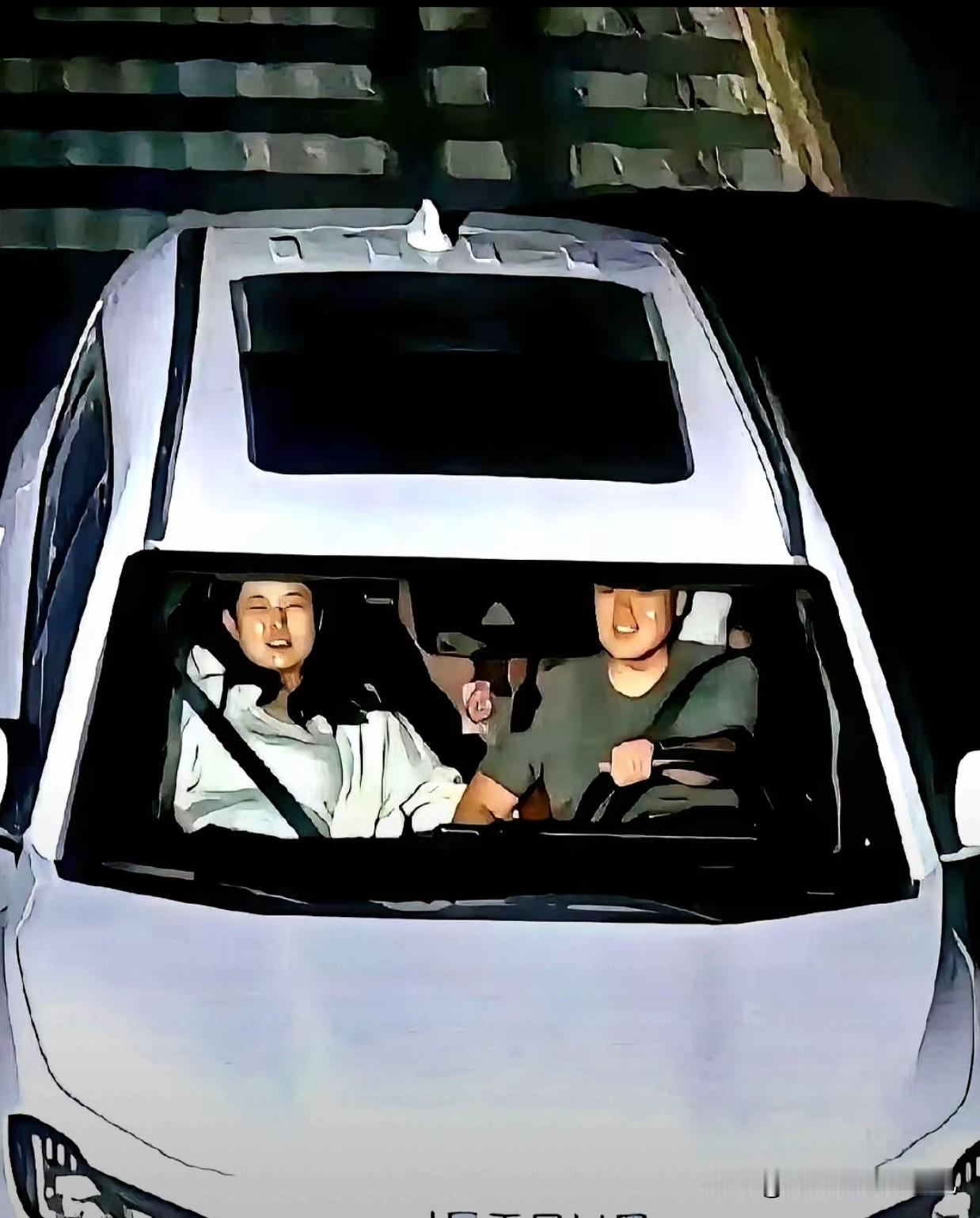 深夜街头一张车内抓拍照，竟让全网网友集体当起了交警！照片里男的开车女的坐副驾，安