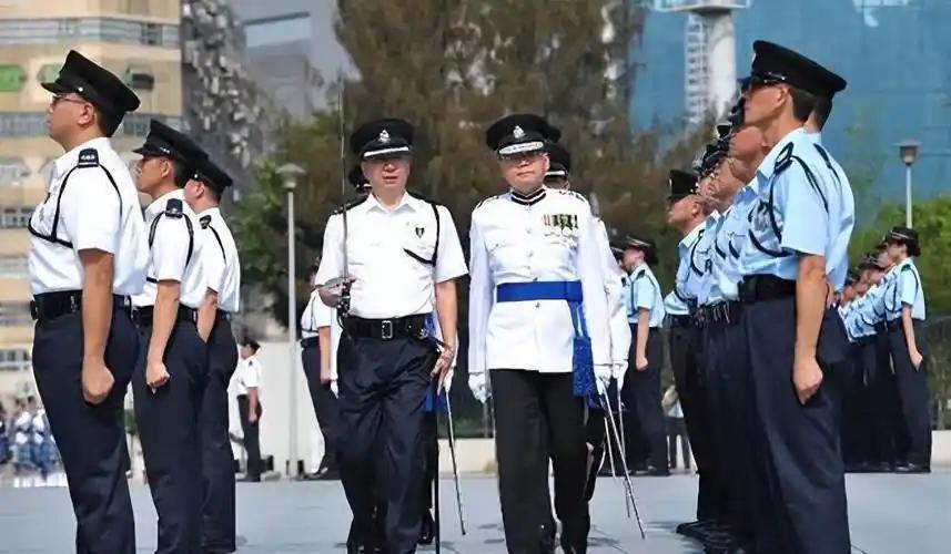 在香港警务处制服系统里，穿白衬衫对应的是警署警长及以上职级，这是重要的区分标志。