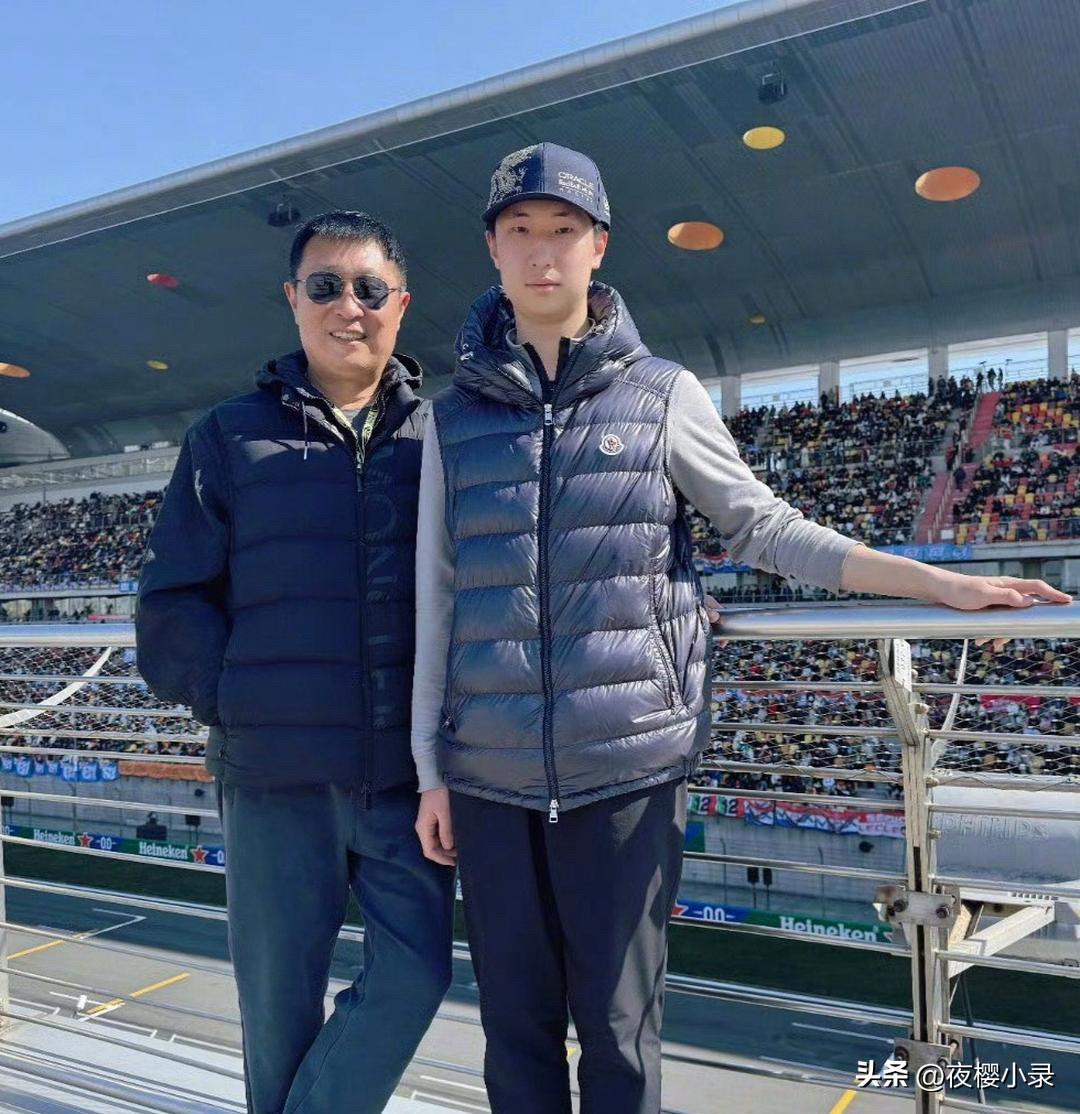 林永健和15岁儿子林大竣一起现身上海看赛车，儿子的长相完全随了爸爸，单眼皮，眼睛