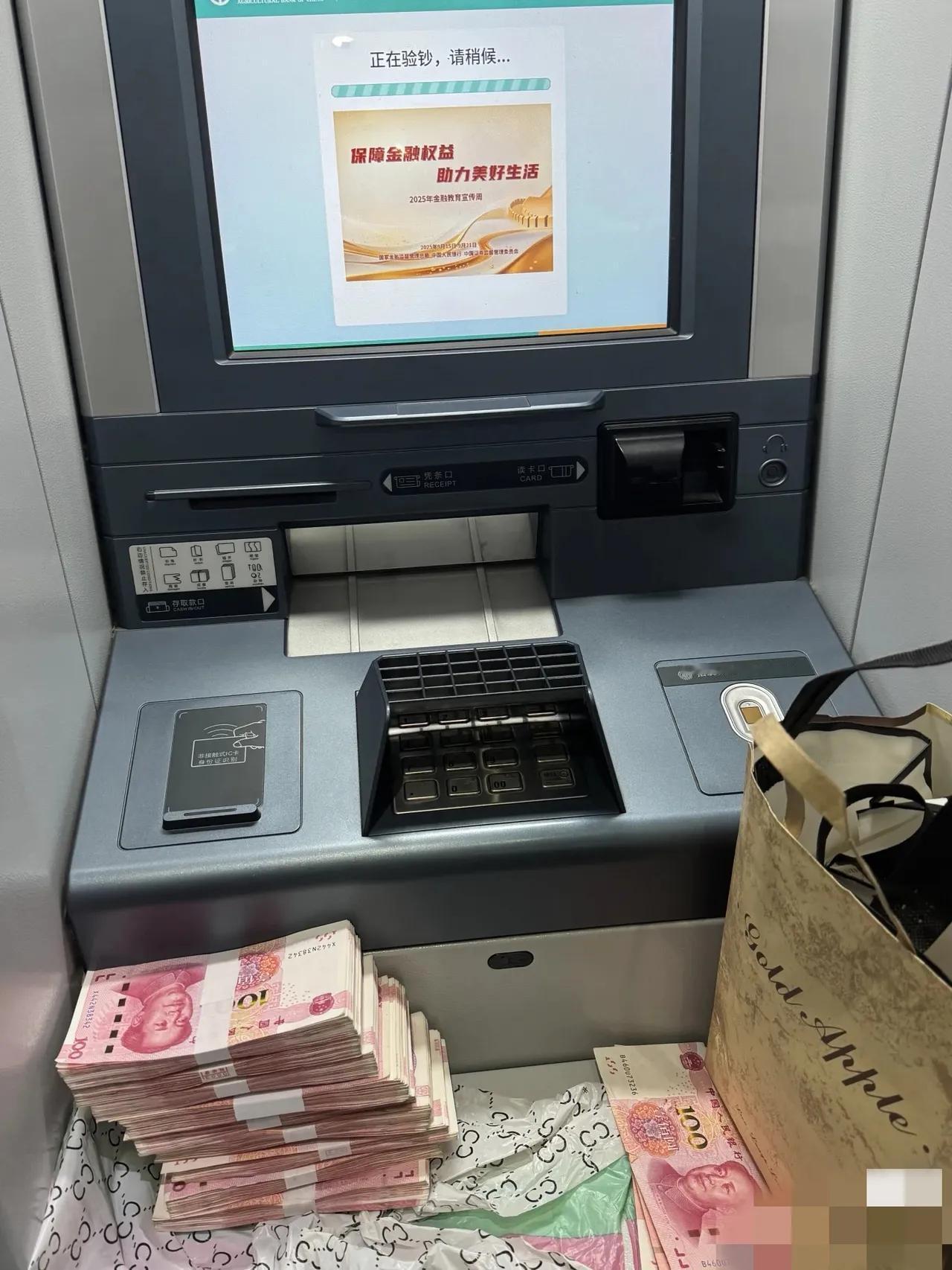 一定要存钱，
由于我不停的存钱，
36岁的我，已经偷偷背着老公
存了30万了。我