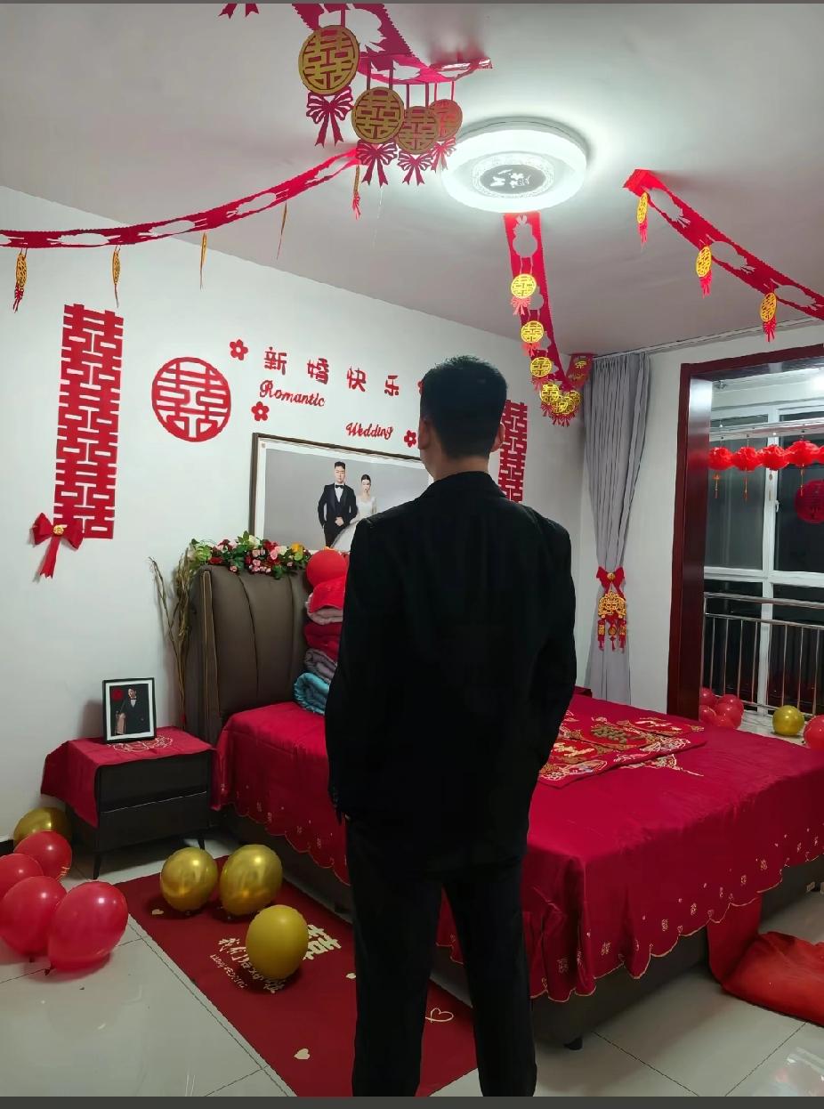 我问一个异性朋友，明天就要结婚了现在的你是什么感觉？

他看着自己精心布置的新房