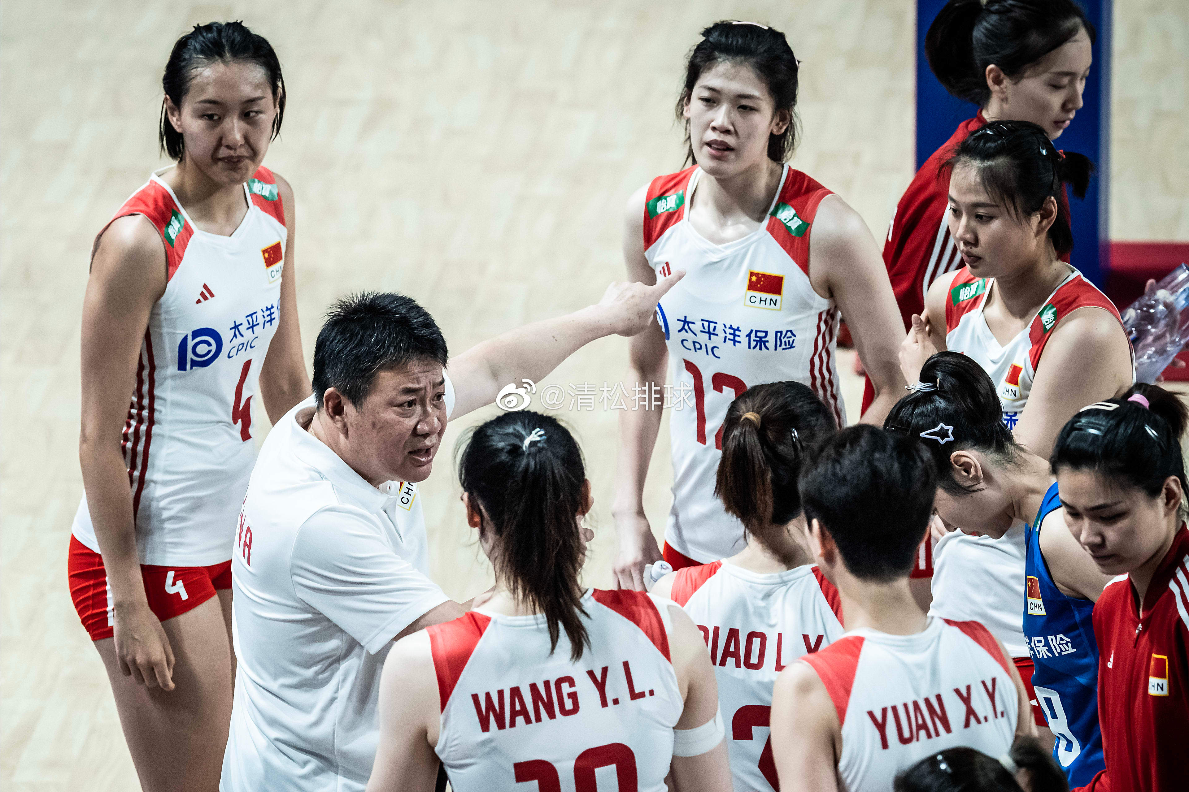 【中国女排主帅蔡斌回应质疑：有议论很正常，但我坚定自己】网络时代，舆论环境早已发