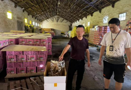 又一个大快人心！！！四川蒲江一果农跟收购商吵架报警，情急之下吼出一句“你让我用的