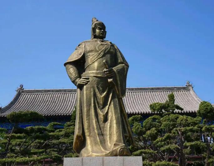 绍兴十一年腊月二十九，临安城的大理寺狱中，一个39岁的男人提起笔，在供状上写下八