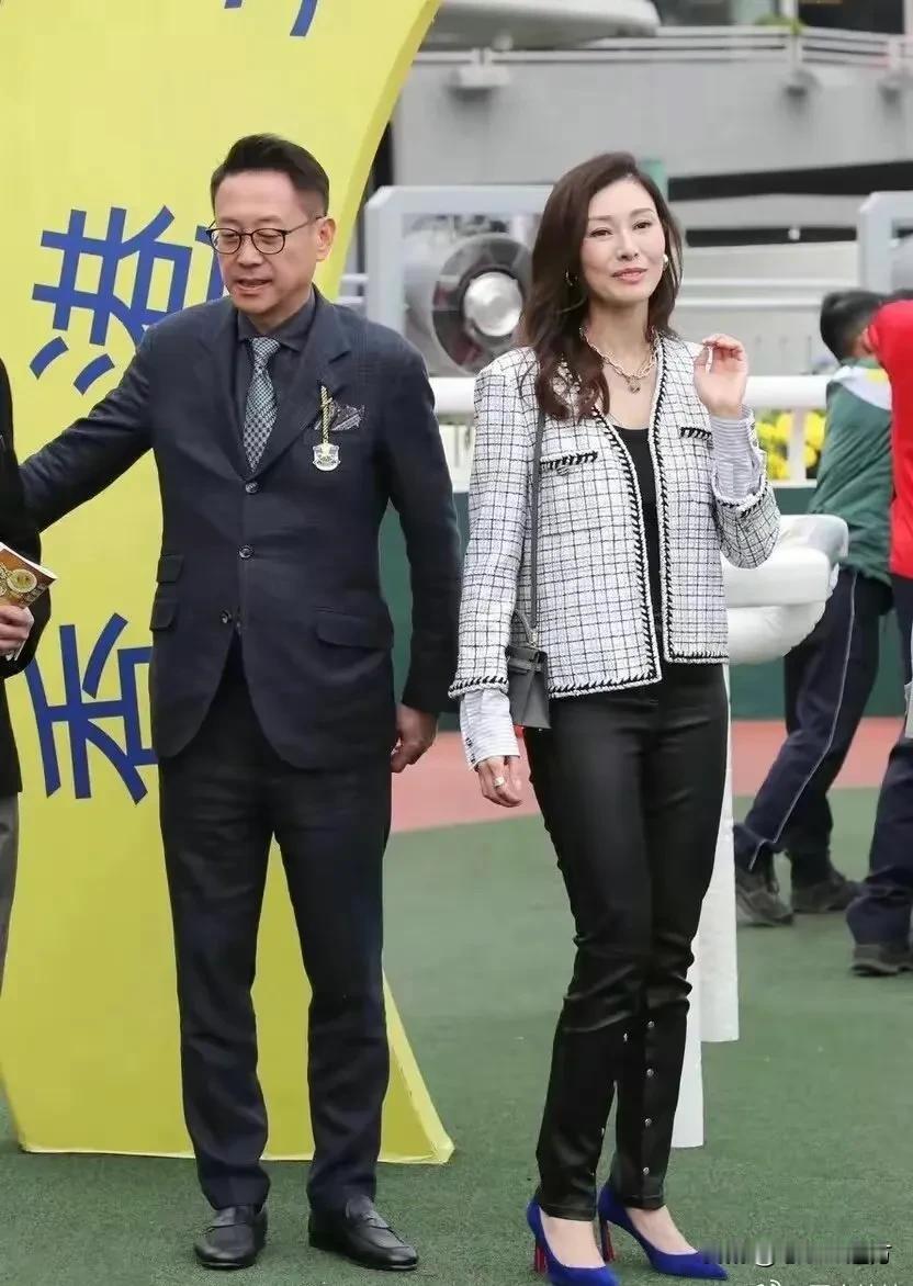 53岁李嘉欣现身马场，和富豪老公手牵手出场，十指紧扣，大秀恩爱好羡慕呀！#李嘉欣