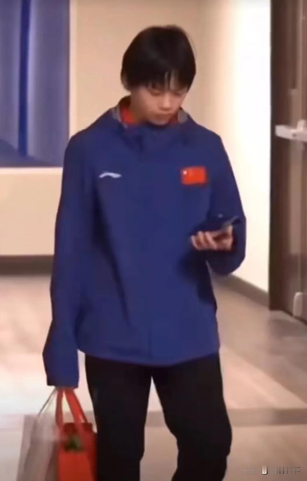 姚明，吓住婵宝了
……
昨日，全红婵一只手拎着2个手提包，另一只手在看手机，悠闲