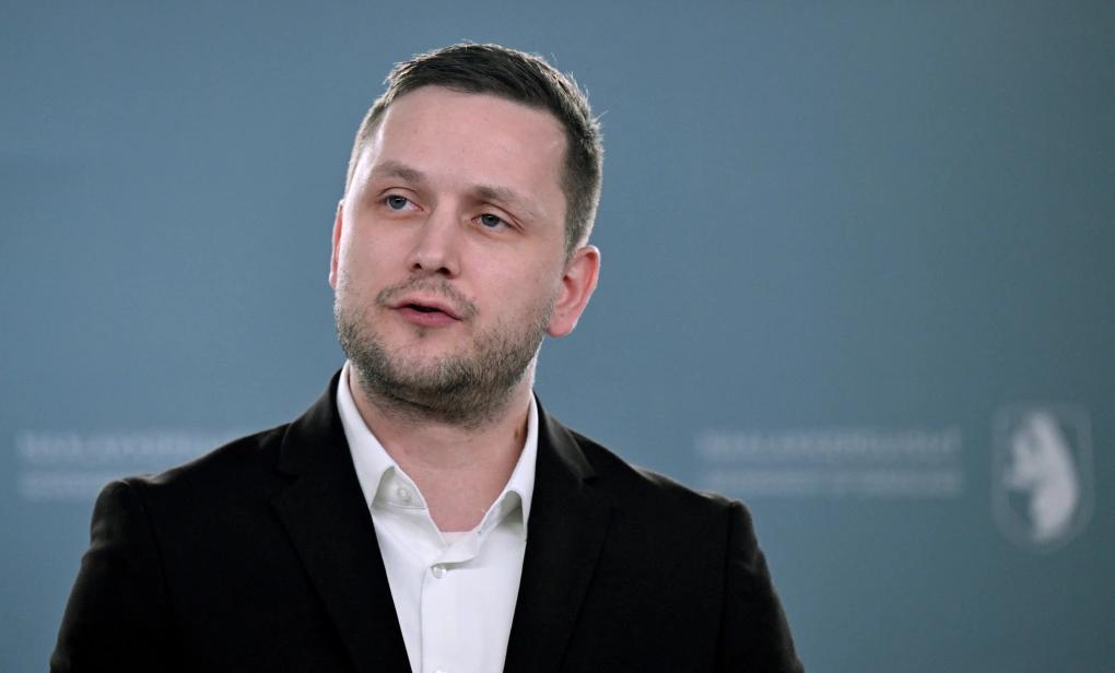 格陵兰开始备战了！
当地时间1月20日，特朗普在社交媒体上发图挑衅，称格陵兰岛将