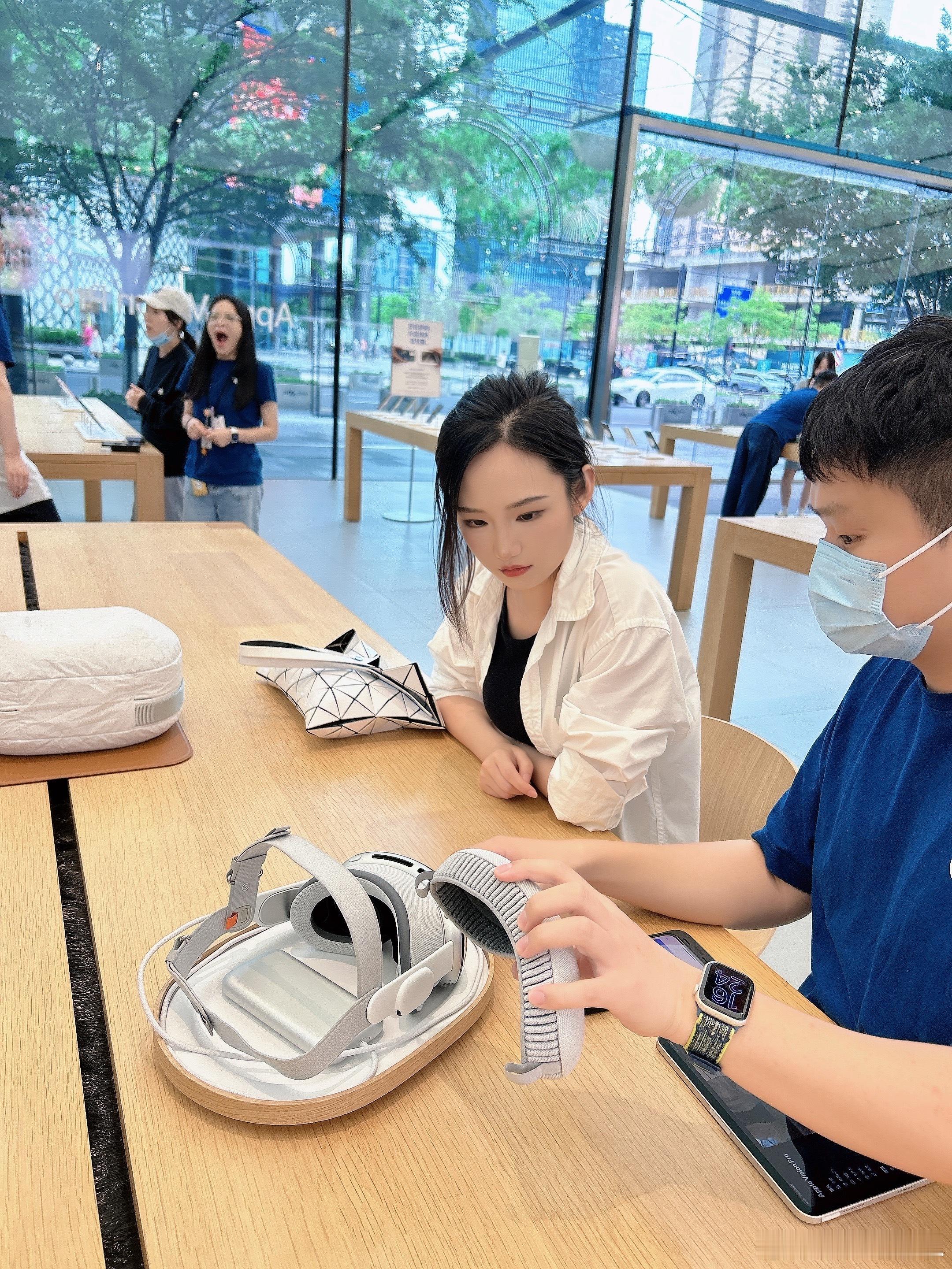 忙里偷闲体验了一下Vision pro，好魔幻[熊猫] ​​​