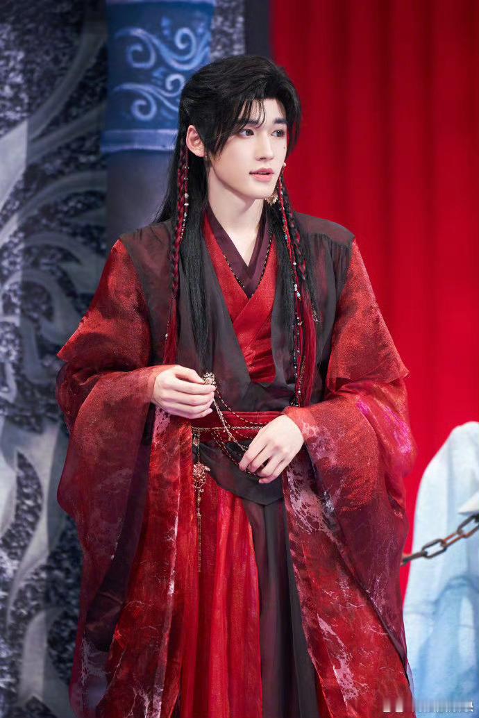 宋亚轩的真身是红色塑料袋宋亚轩真身竟是红色塑料袋！古装美男变身百年降解的环保袋，