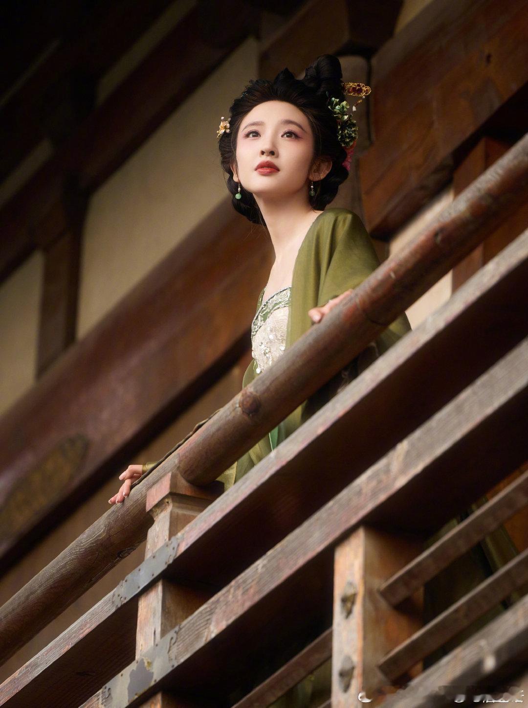 唐艺昕古风写真唐艺昕绿衣古装大片 ​唐艺昕古风大片来啦～​​​​“许久没扮古代人