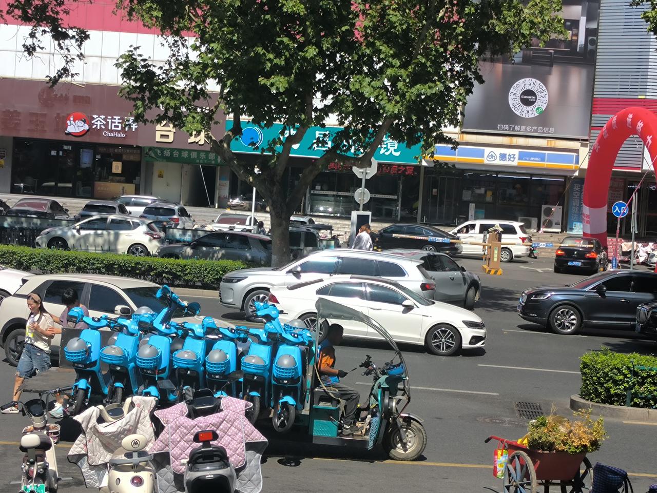 山东淄博共享电单车发展势头确实不错。
现在越来越多的年轻人已经不买电动车了，而采