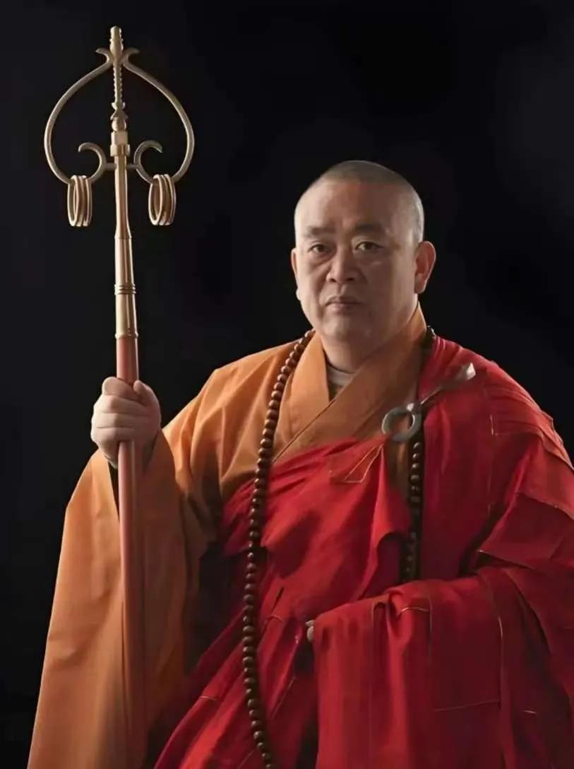 释永信这个人，根本经不起细究，我觉得王宝强成名之前，在少林寺应该是小透明的存在。