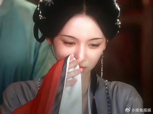 周也怎么能有人在水下还能美成这样 不是特效合成的镜头更见功底。水下环境对演员状态
