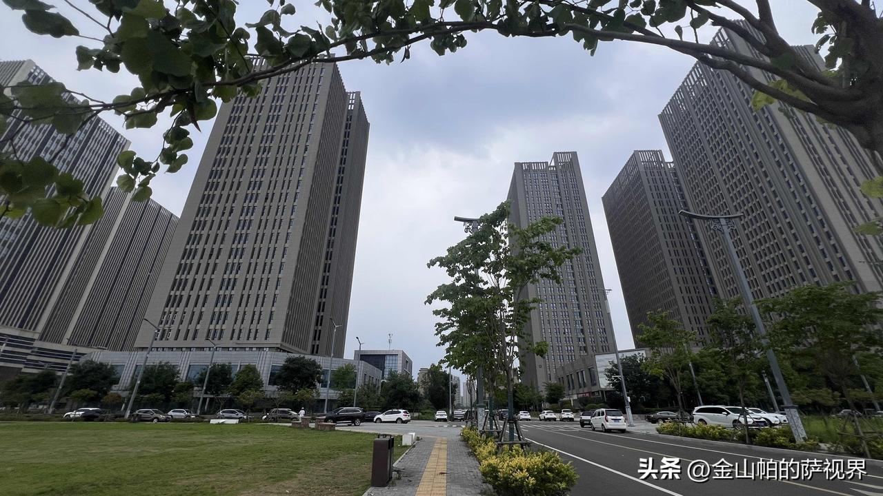 在平顶山市新城区，白龟山水库碧波万顷。很少有人知道，这片水域之下，沉睡着一座三千