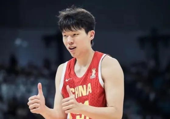 发现没有？杨瀚森在中国男篮战胜黎巴嫩男篮的比赛中，除了19分9篮板的极致攻防表现