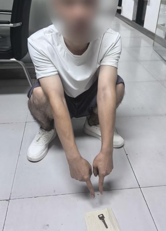 女子发现家中现金“缩水”10万余元，一看监控立刻报警，前邻居从楼道鞋柜中拿了备用
