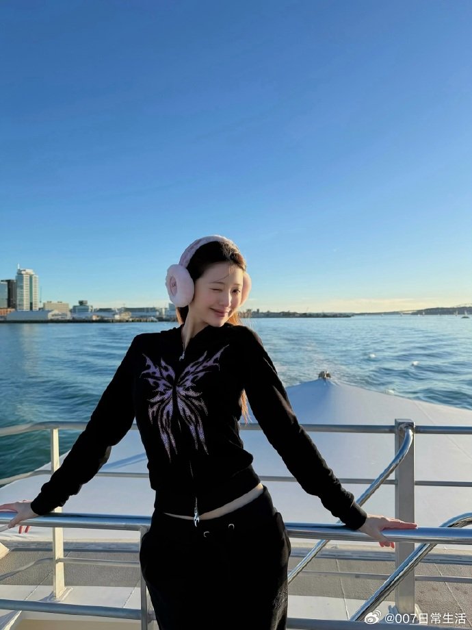 张元英海边度假照张元英晒游艇照 张元英晒游艇照 素颜美美的 