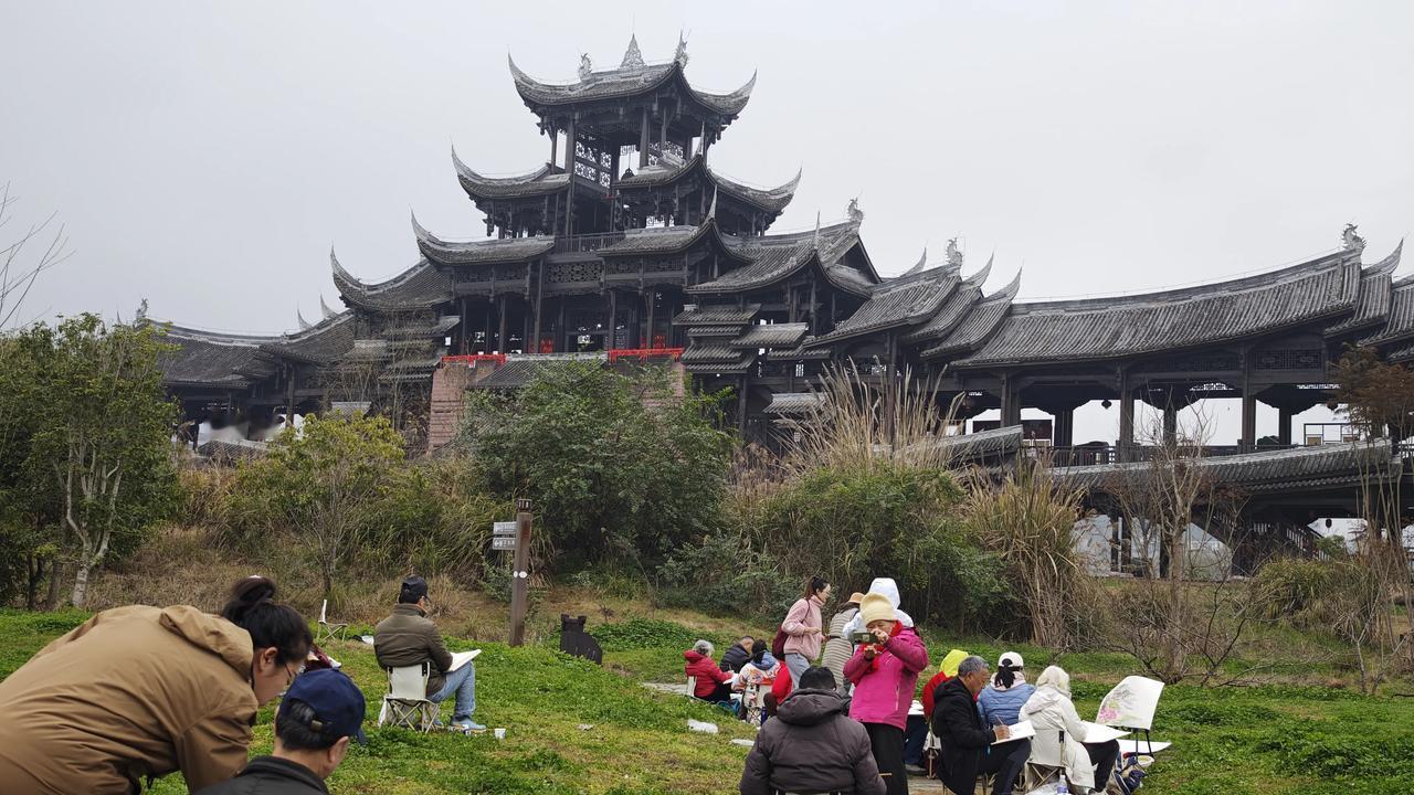 濯水，濯水
不远万里到濯水，

感受古镇风景美，

现场写生学国画，

艺术创作