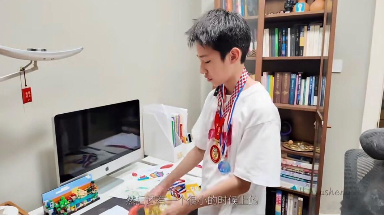 佟弋简直就是父母口中说的别人家的孩子，奖状奖牌满满一沓，谁不喜欢这样的满分小孩？
