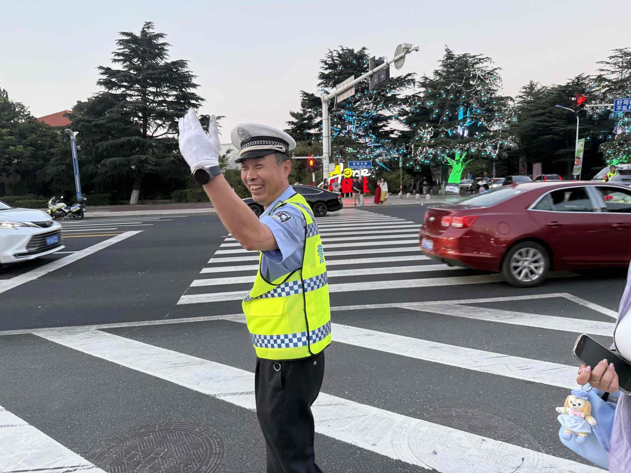 齐鲁超级联赛莱山观赛场旁边的交警执勤点，这个点是莱山上下班最拥堵的区域之一，我看