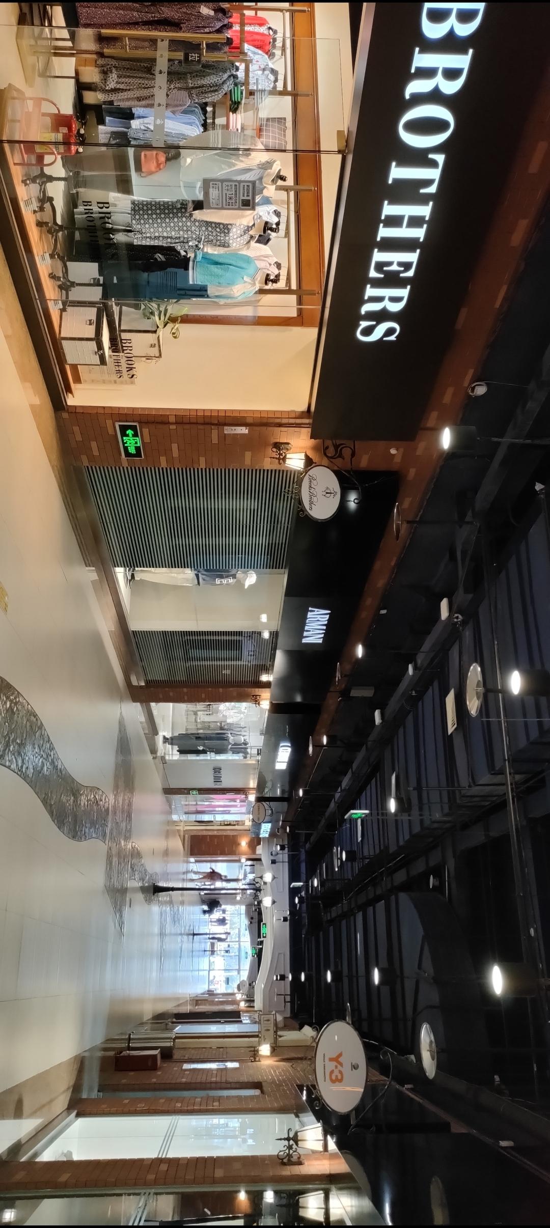 探索BRITHERS的时尚之旅，感受都市的繁华与魅力。